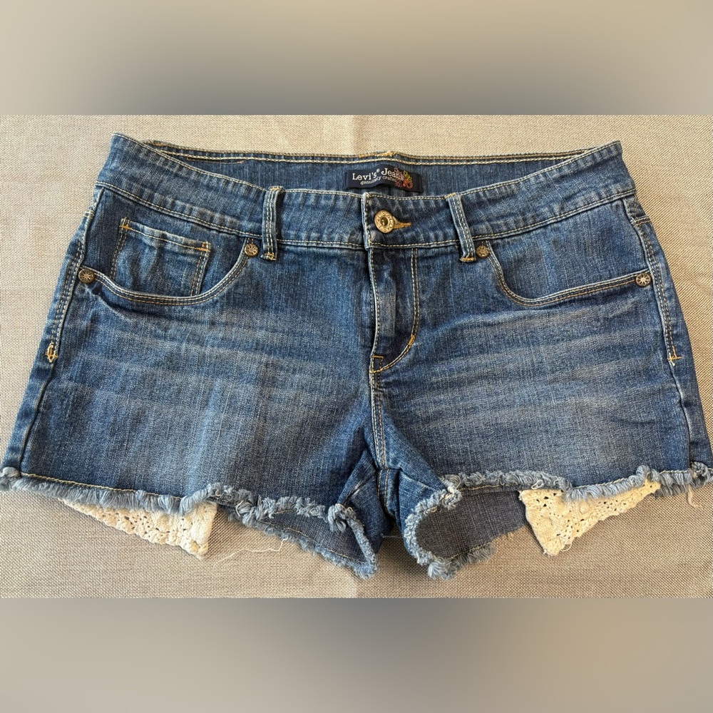 Women’s Levi Shortie Shorts Cutoffs Size 11 Crocheted Pocket Ends Y2K